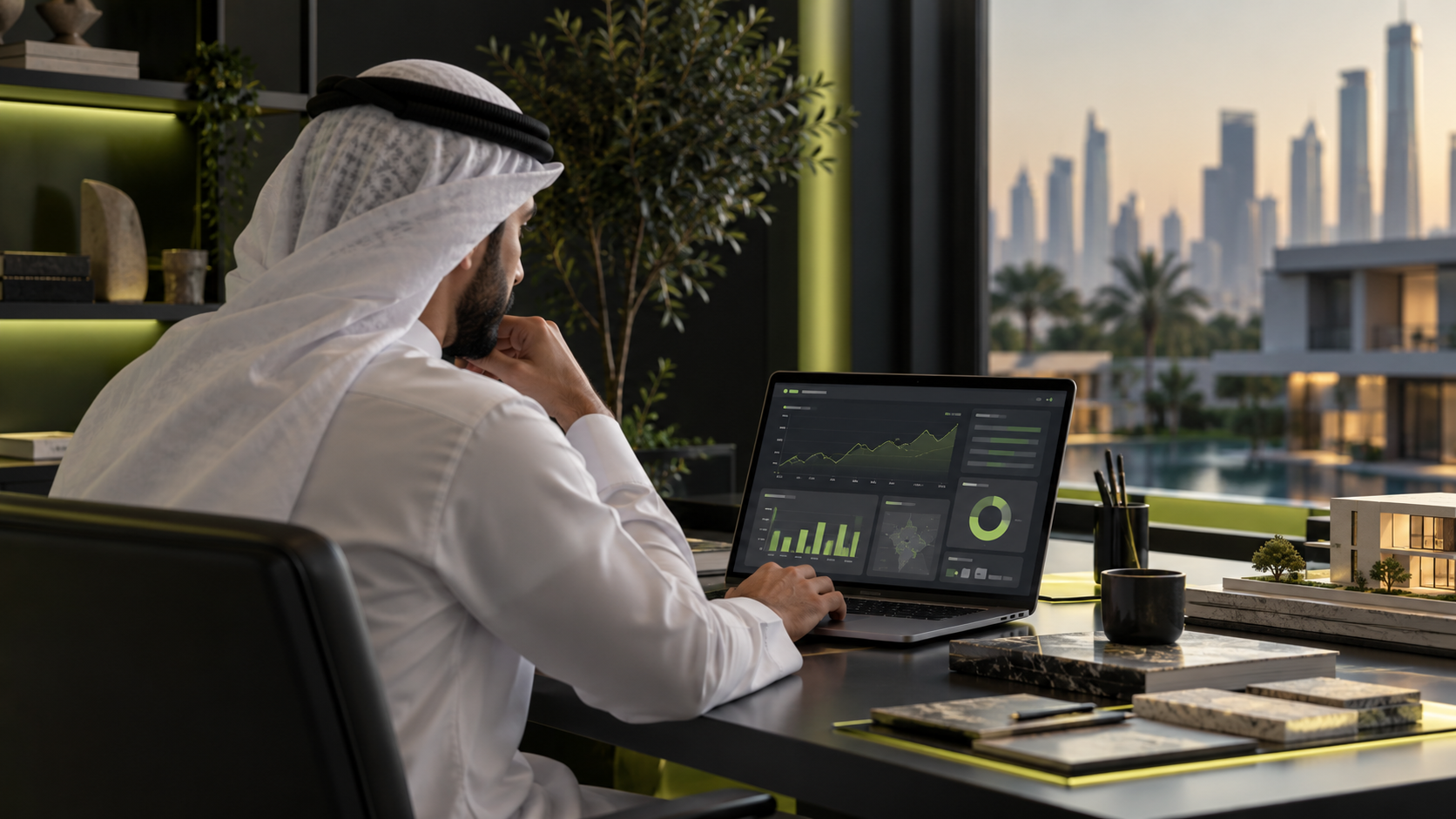 رجل بالغ يراجع حساب إعلانات عقاري على شاشة